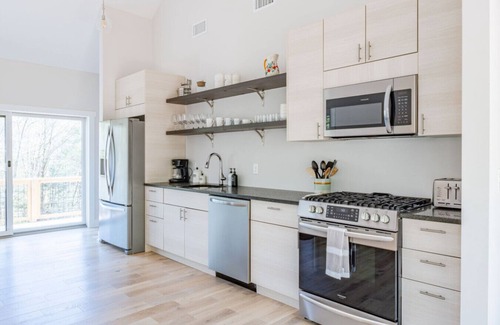 Sparrow Bush Apartamento | Modern Home w/ Creek Views near the Delaware River