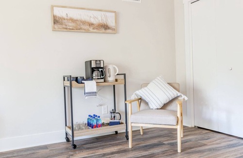 Sparrow Bush Apartamento | Modern Home w/ Creek Views near the Delaware River