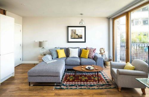 Notting Dale Apartamento | Shiny & Comfy stay with Underground links nearby!