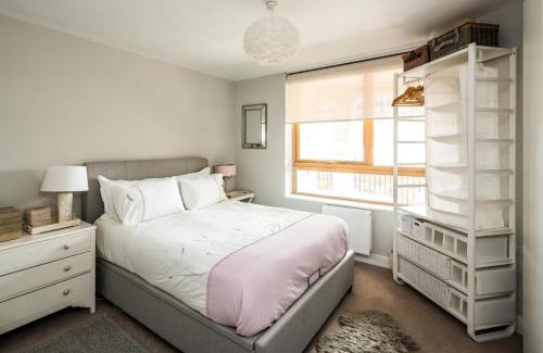 Notting Dale Apartamento | Shiny & Comfy stay with Underground links nearby!