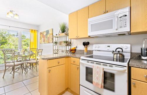 Gulf Gate Estates Apartamento | Shiny oasis with lake view