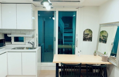 Irwon-dong Apartamento | Shiny Picnic: Loft Hideaway with Terrace & Lotte Tower View/5Beds