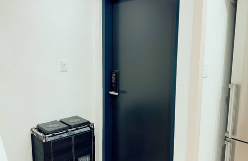 Irwon-dong Apartamento | Shiny Picnic: Loft Hideaway with Terrace & Lotte Tower View/5Beds