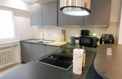 Lind Cama Y Desayuno | Shiny Singapore | Guest room in a homestay nearby Airport, DLR, ESA & trade fair