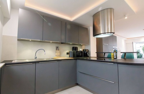 Lind Cama Y Desayuno | Shiny Singapore | Guest room in a homestay nearby Airport, DLR, ESA & trade fair
