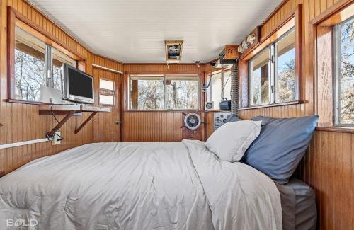 Uncertain Casa | Ship With Upper Deck & Kayaks & Canoes