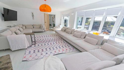 Croyde Casa | Shippenrill Croyde - Sleeps 14 - Hot Tub option - Stylish Home with fire pit, table tennis & dog friendly