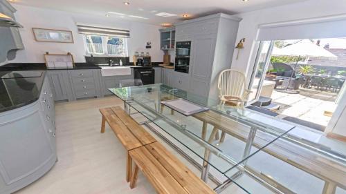 Croyde Casa | Shippenrill Croyde - Sleeps 14 - Hot Tub option - Stylish Home with fire pit, table tennis & dog friendly