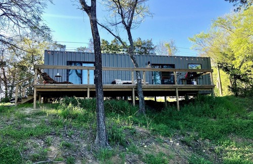 Elmo Cabina | Shipping Container Home with Waterfront View ✨ 45 min from Dallas