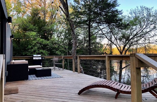 Elmo Cabina | Shipping Container Home with Waterfront View ✨ 45 min from Dallas