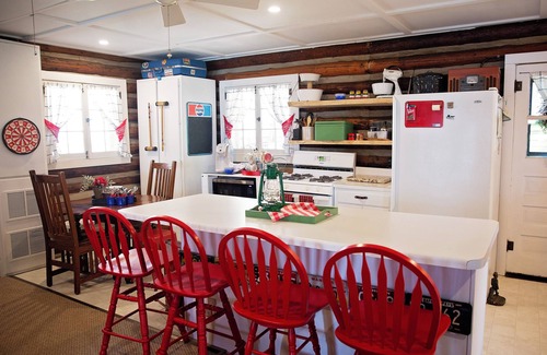 Shipshewana Cabina | Shipshewana, AmishCountry, 2 neighboring spaces. Sleeps up to 12.