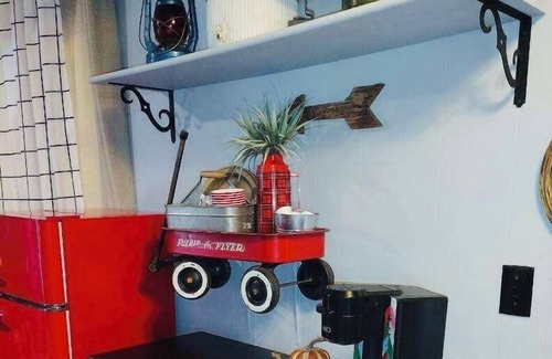 Shipshewana Cabina | Shipshewana, AmishCountry, 2 neighboring spaces. Sleeps up to 12.