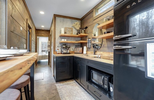 Columbus Casa | Shipyard 2.0 | HOT TUB, Waterfall, Fire Pit + Hammock!
