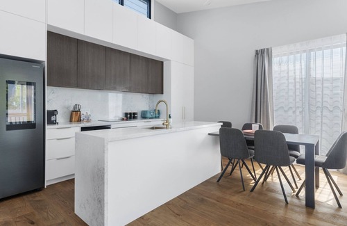 Marks Point Casa | Shiraz at Marks Point: Lovely 2-Bed Villa