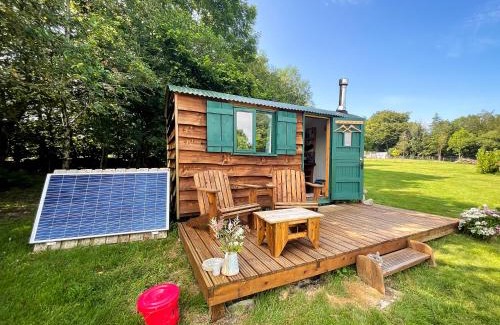 Bethania Otro | Shire the Shepherd's Hut at Pentref Luxury Camping