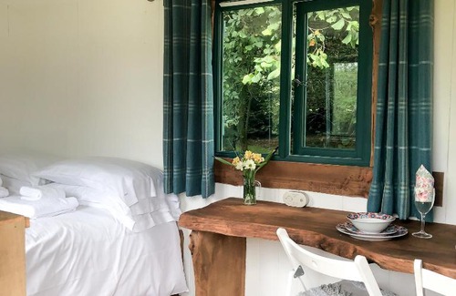 Bethania Otro | Shire the Shepherd's Hut at Pentref Luxury Camping