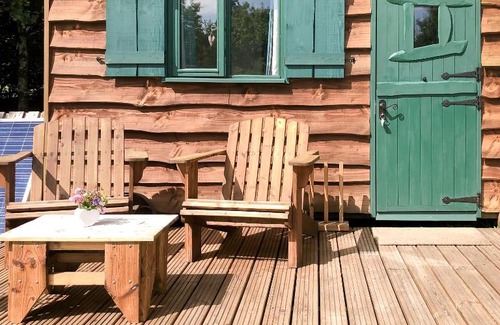 Bethania Otro | Shire the Shepherd's Hut at Pentref Luxury Camping