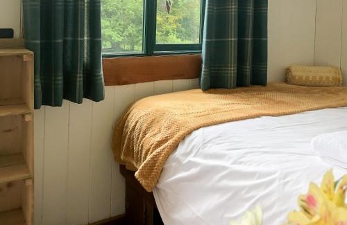 Bethania Otro | Shire the Shepherd's Hut at Pentref Luxury Camping