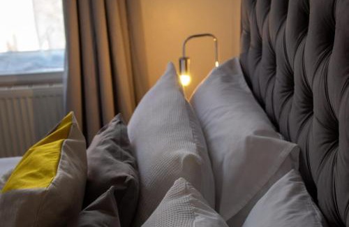 Acocks Green Casa | SHM Stays HS2 workers Great for long term stays & Short Stays, 15 min drive to City Centre & Airport 2 min walk to Shops and Train Station