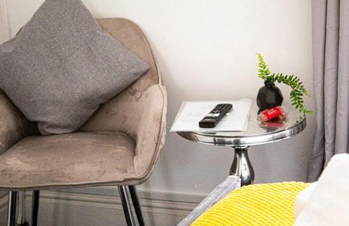 Acocks Green Casa | SHM Stays HS2 workers Great for long term stays & Short Stays, 15 min drive to City Centre & Airport 2 min walk to Shops and Train Station