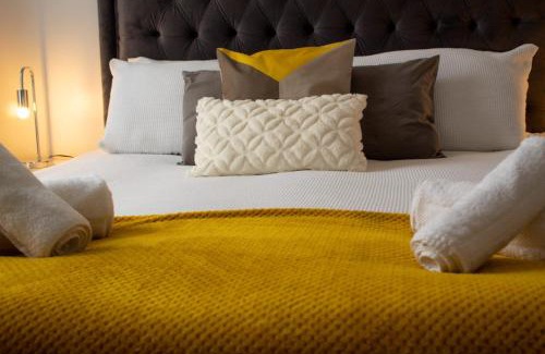 Acocks Green Casa | SHM Stays HS2 workers Great for long term stays & Short Stays, 15 min drive to City Centre & Airport 2 min walk to Shops and Train Station