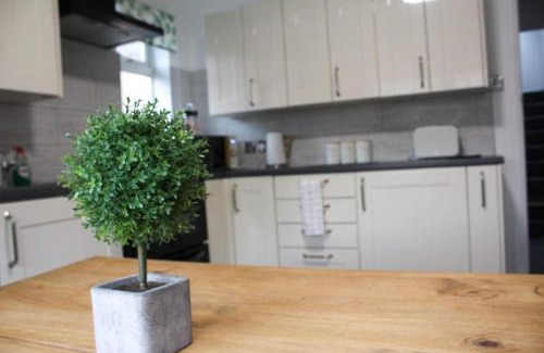 Olton Apartamento | SHM Stays Solihull HS2 NEC Airport Nr M6 M40 M42 Great for Long & Short stays 15 min walk to Train Station 5 min drive to Town Centre outside Bus Stops & Supermarket Free Parking