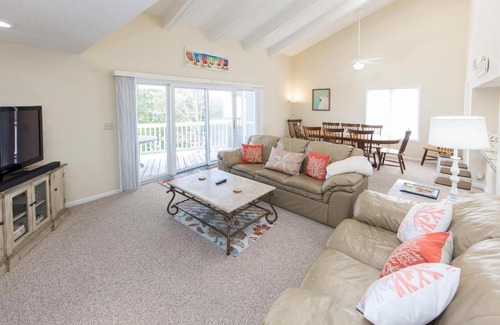Northeast Virginia Beach Casa | Shoot The Breeze - North End VB