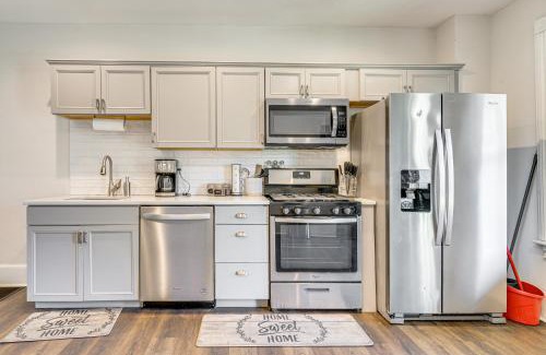 Stroudsburg Casa | Shop and Dine Central Stroudsburg Townhome!