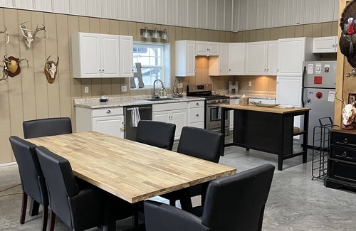 Grayridge Casa | Shop House located 8 miles from Otter Slough Conservation Area