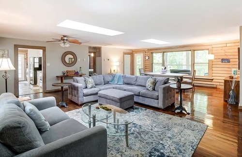 Bowling Green Casa | Shore To Please Cabin - Lk Wylie - 22 Mins. from Carowinds - Private Dock - BBQ - Fire pit - Pets Ok