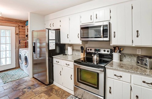 Bowling Green Casa | Shore To Please Cabin - Lk Wylie - 22 Mins. from Carowinds - Private Dock - BBQ - Fire pit - Pets Ok