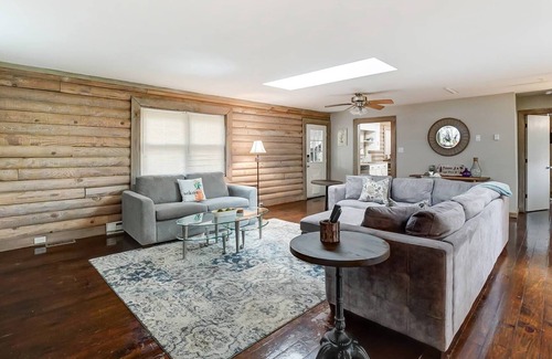 Bowling Green Casa | Shore To Please Cabin - Lk Wylie - 22 Mins. from Carowinds - Private Dock - BBQ - Fire pit - Pets Ok