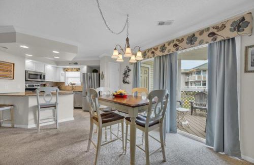 Cherry Grove Beach Casa | Shorehaven Lakefront & Steps to Beach w Pool and Grill