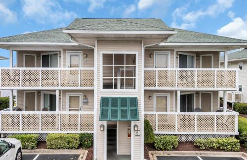 Cherry Grove Beach Casa | Shorehaven Lakefront & Steps to Beach w Pool and Grill