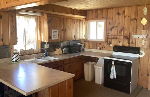 Manistique Cabaña | Shoreline Oasis- Make Waves This Summer – Private Beach + Kayaks + Hot Tub
