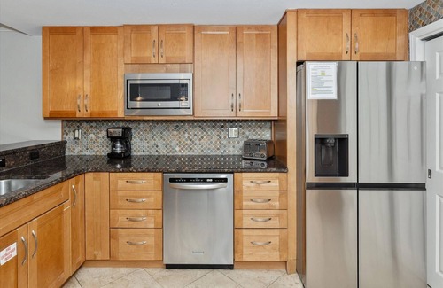 Holiday Isle Condominio | Shoreline Towers 1052 2 Bedroom Condo by RedAwning