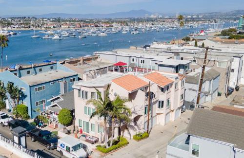 Balboa Peninsula Casa | Shoreline Villa by AvantStay Steps to the Beach Bay Pier