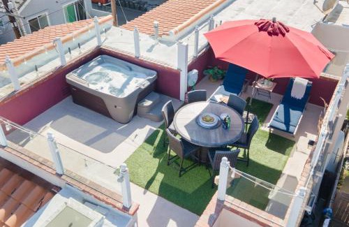 Balboa Peninsula Casa | Shoreline Villa by AvantStay Steps to the Beach Bay Pier