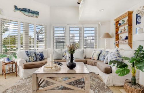 Balboa Peninsula Casa | Shoreline Villa by AvantStay Steps to the Beach Bay Pier
