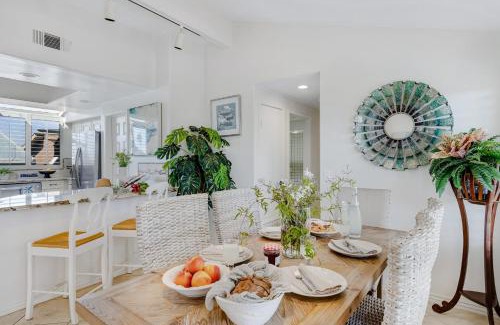 Balboa Peninsula Casa | Shoreline Villa by AvantStay Steps to the Beach Bay Pier