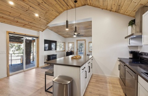 Pinetop-Lakeside Cabina | Shoreline Village Unit 4 with Loft 3 Bedroom Cabin