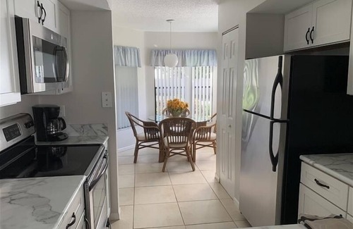 South Bradenton Condominio | Shorewalk 101 condominio de 2 dormitorios / 2 baños cerca de IMG y 5 millas de la isla de Anna Maria, ocupación máxima de 6 personas.