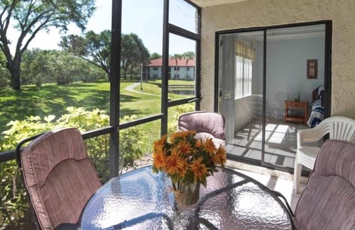 South Bradenton Condominio | Shorewalk 101 condominio de 2 dormitorios / 2 baños cerca de IMG y 5 millas de la isla de Anna Maria, ocupación máxima de 6 personas.