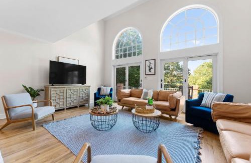 Huntersville Casa | Shoreway Cove by AvantStay Waterfront Pool Dock