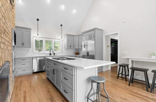 Huntersville Casa | Shoreway Cove by AvantStay Waterfront Pool Dock