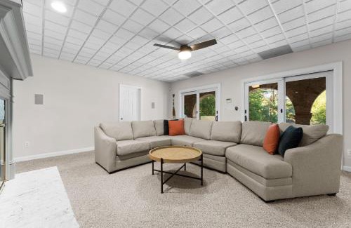 Huntersville Casa | Shoreway Cove by AvantStay Waterfront Pool Dock