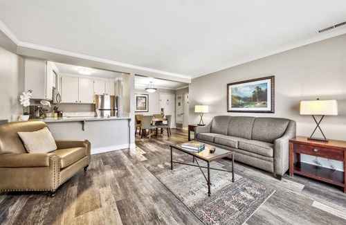 South Lake Tahoe Complejo | Short Blocks from the Crystal Clear Waters of Lake Tahoe! Pets Allowed
