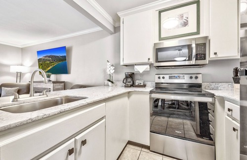 South Lake Tahoe Complejo | Short Blocks from the Crystal Clear Waters of Lake Tahoe! Pets Allowed