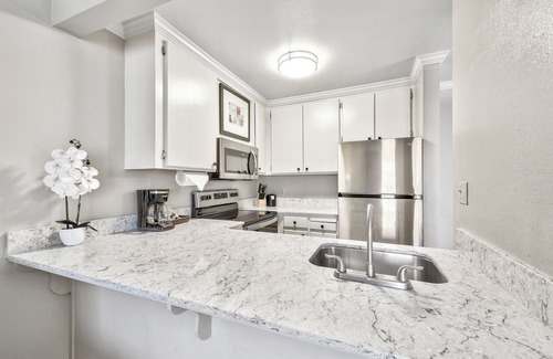 South Lake Tahoe Complejo | Short Blocks from the Crystal Clear Waters of Lake Tahoe! Pets Allowed