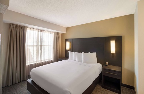 Richardson Complejo | Short drive from Addison Airport! Pet-friendly, Breakfast, Pool, Tennis Court!